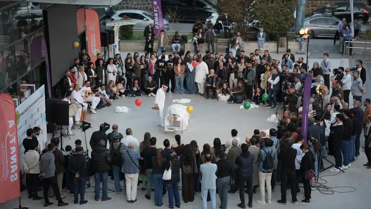 Amed Tiyatro Festivali’nde 4. gün: Açık hava sahneleri büyük ilgi gördü