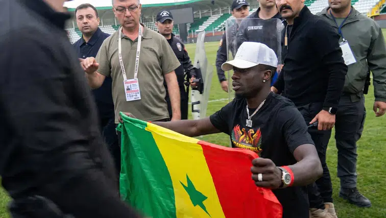 Diagne’nin bayrağına müdahale: Gergin anlar