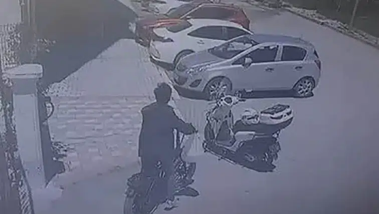 Elazığ’da kask hırsızlığı güvenlik kamerasına saniye saniye yansıdı