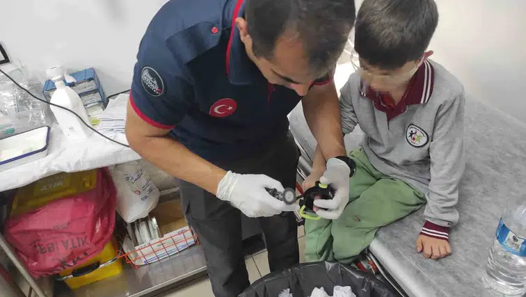 Batman'da küçük çocuğun parmağı su matarasının ağzına sıkıştı