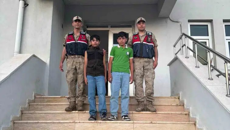 Viranşehir yolunda jandarma devriyesi kayıp iki çocuğu kurtardı