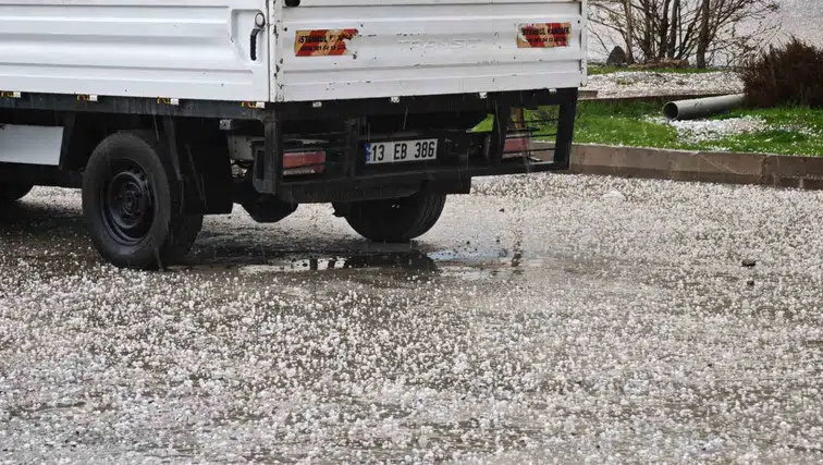 Bitlis’te dolu yağışı trafiği durma noktasına getirdi