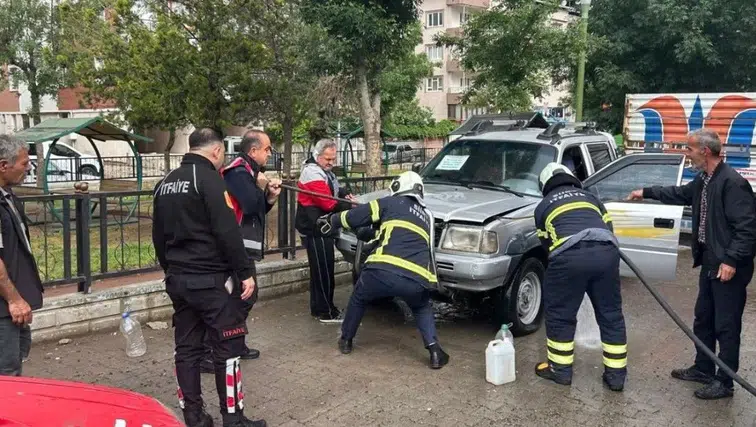 Siirt’te park halindeki pikap alevlere teslim oldu