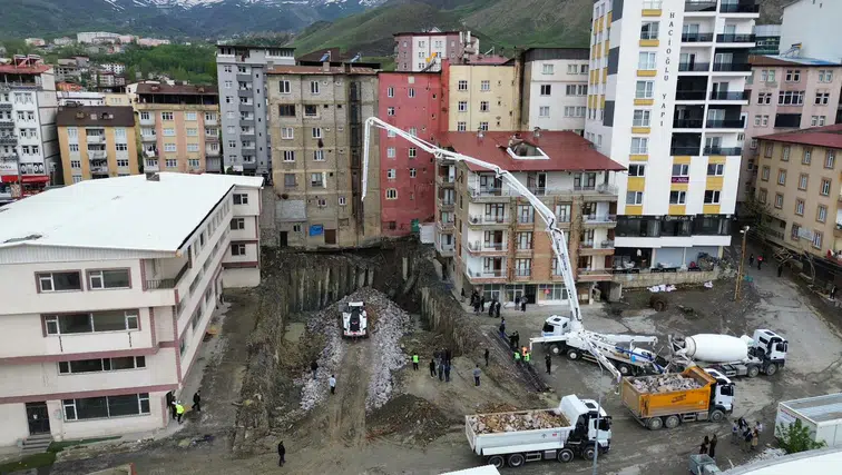 Hakkari’de temel kazısı sırasında zemin kayınca 6 bina boşaltıldı