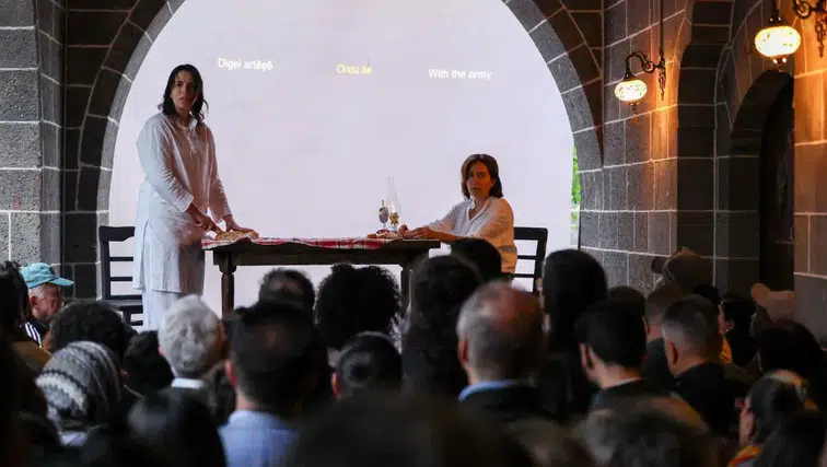 Tarihi kilisede Antigone rüzgarı: İtalyan tiyatrocular Amed’de vicdanın sesini yükseltti