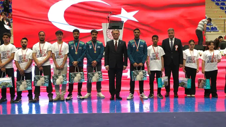 Vanlı gençler 19 Mayıs coşkusunu spor salonunda yaşadı