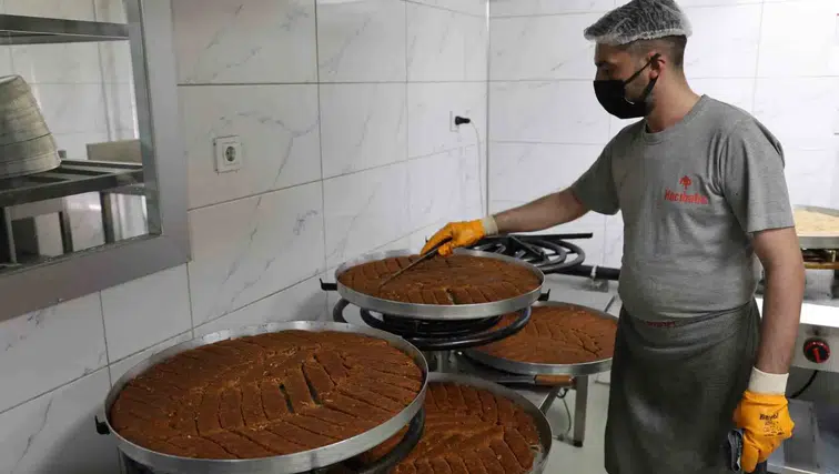 Diyarbakır tatlıcılarında bayram mesaisi üç vardiyaya çıktı