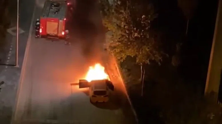 Diyarbakır'da korku dolu anlar: Sokak ortasında araç yandı!
