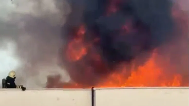 Yangını söndürmek isterken arada kaldı yüksekten yere çakıldı