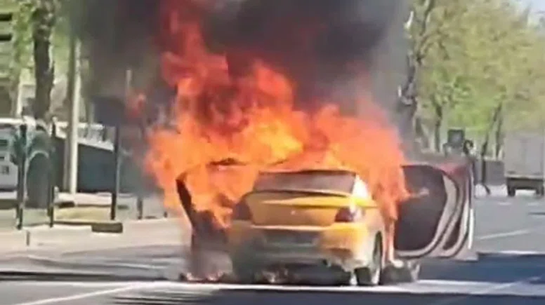 Ticari taksi alev aldı: Kadın son anda kurtarıldı!