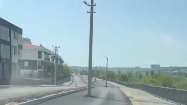 Diyarbakır’da yol genişletildi, direkler ortada kaldı
