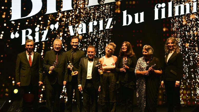 Altın Portakal Film Festivali açılış töreniyle başladı: Kadın cinayetlerine vurgu yapıldı