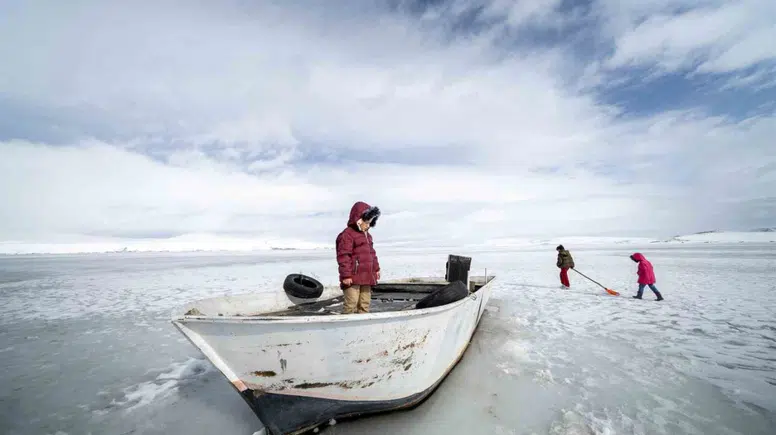 Kışın sessizliği Nazik Gölü’nde karelere yansıdı