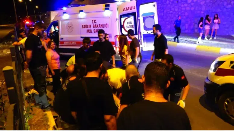 Tunceli Elazığ yolunda motosikletin otomobile çarpması sonucu iki kişi yaralandı