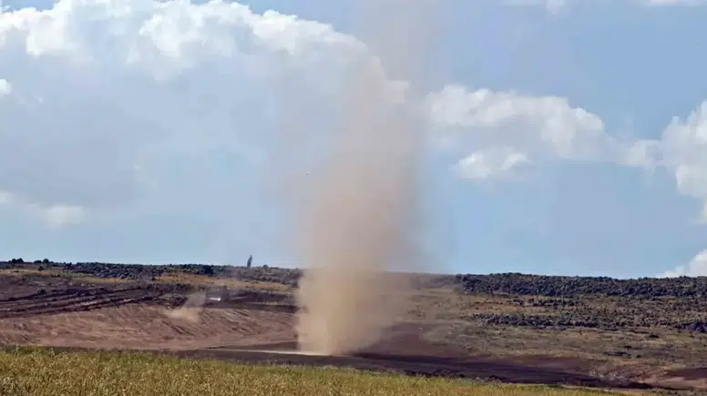 Bitlis kırsalında oluşan dev toz hortumu cep telefonuyla kaydedildi