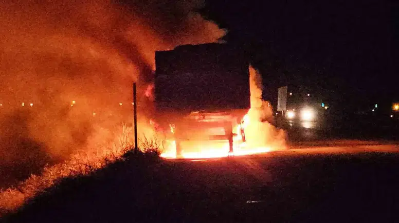 Adilcevaz yolunda seyir halindeki tırın dorsesi alevlere teslim oldu