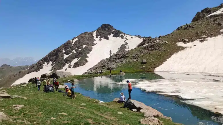 Hakkari yaylalarında dondurucu göl keyfi