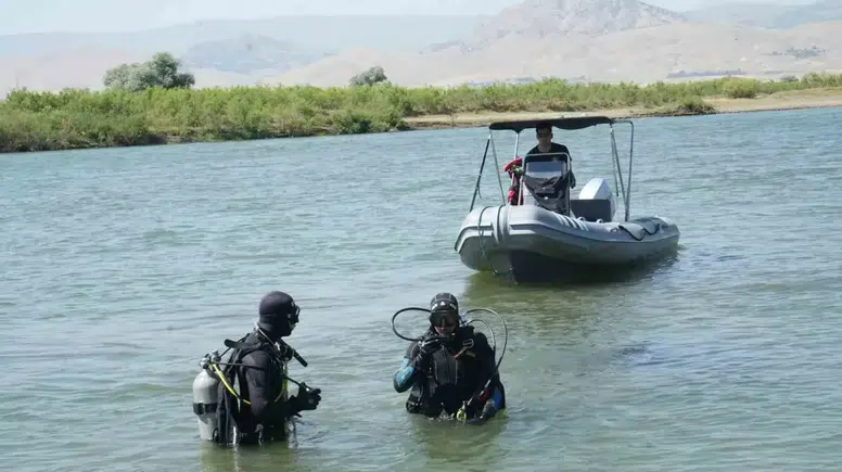 Murat Nehri'ne düşen 10 yaşındaki Berat için umutlu arayış sürüyor