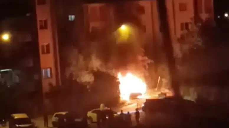 Batman merkezde park halindeki araç çıkan yangınla küle döndü