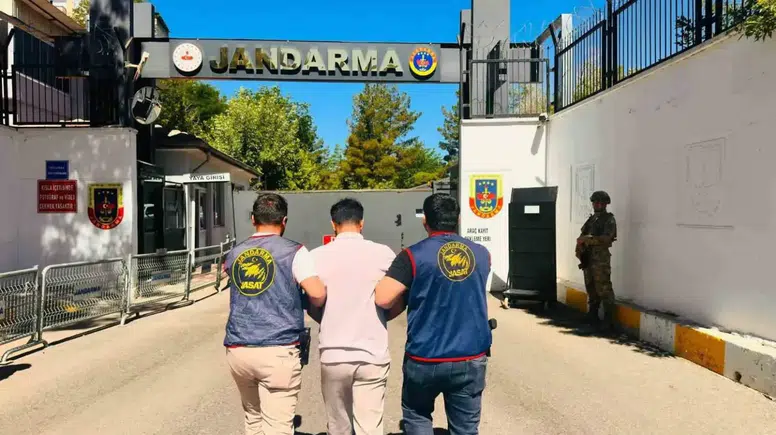 Diyarbakır genelinde düzenlenen operasyonlarda 113 firari yakalanarak adalete teslim edildi