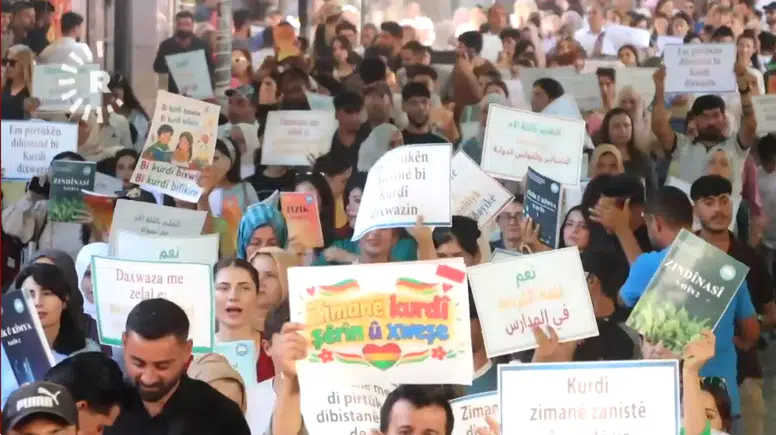 Kobani’de Kürtçe eğitim için binlerce kişi sokağa çıktı
