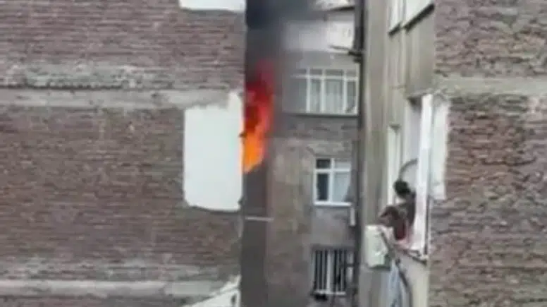Diyarbakır’da apartmanda yangın: Üçüncü kattaki ev zarar gördü