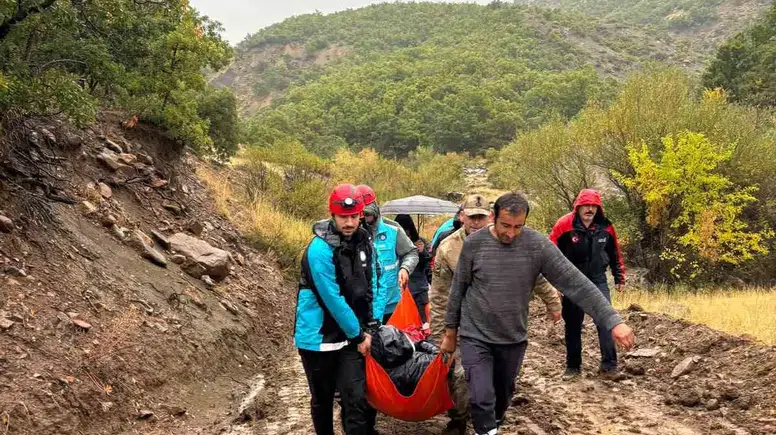 Nazımiye'de kapanan yola rağmen engelli hastaya ekipler ulaştı