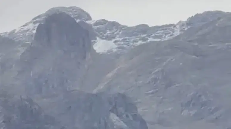 Munzur Dağları mevsimin ilk karı ile beyaza büründü