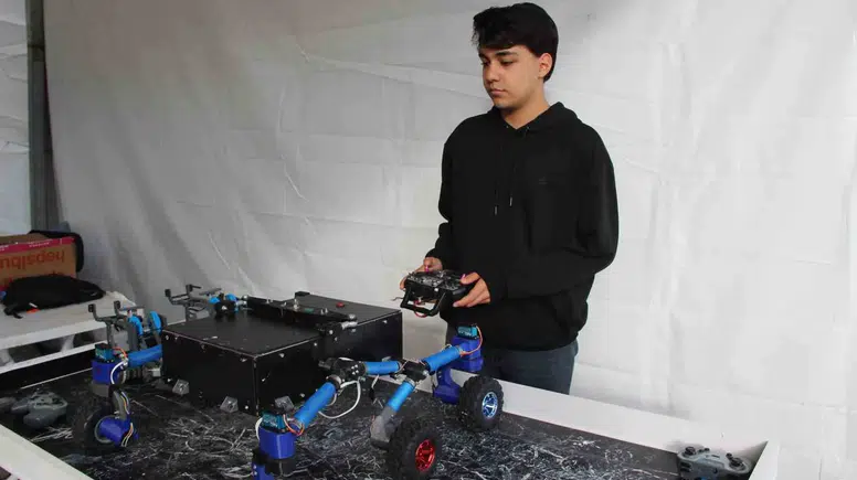 Depremi yaşayan lise öğrencisi arama kurtarma robotu geliştirdi