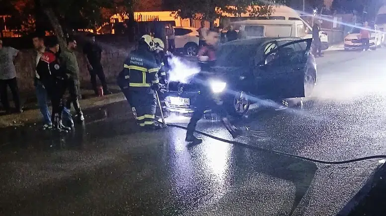 Batman'da seyir halindeki otomobil aniden alevlere teslim oldu