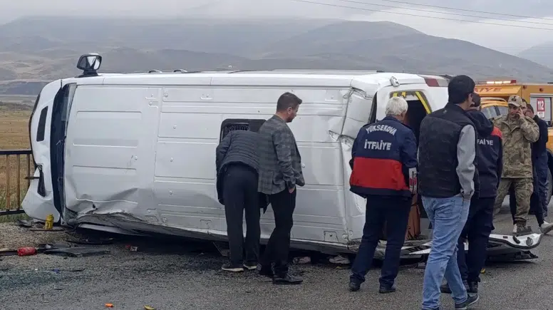 Yüksekova'da okul servisi kaza yaptı: 10 öğrenci yaralandı