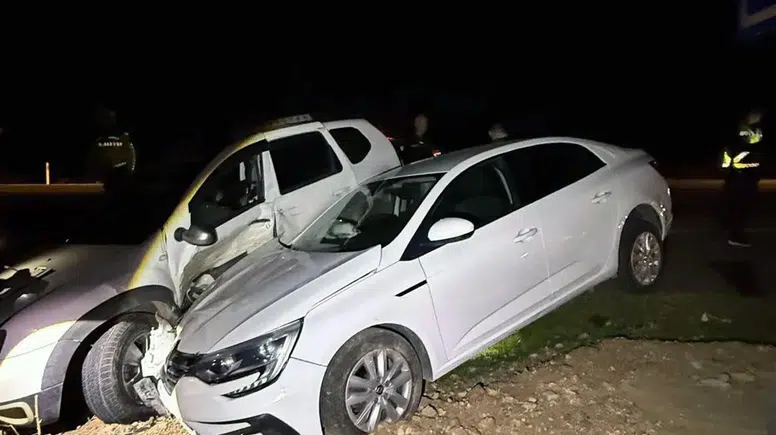 Mardin Derik yolunda iki otomobil çarpıştı 6 kişi yaralandı
