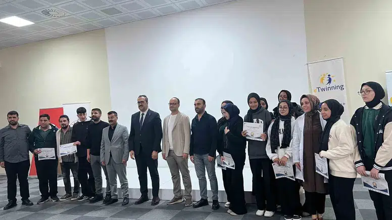 Genç ilçesinde öğrencilere dijital dünyada güvenli kalmanın yolları anlatıldı