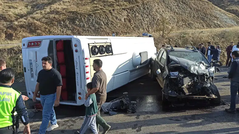 Bingöl yolunda midibüs ve kamyonet çarpıştı