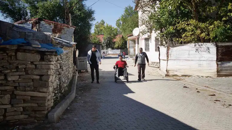 Muşlu Kadir hayırseverlerin desteğiyle akülü sandalyesine kavuştu