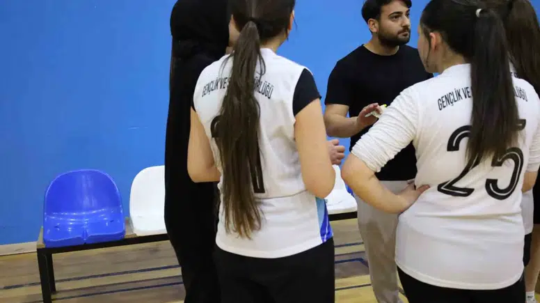 Ağrı ve Vanlı kızlar voleybol sahasında dostluk için ter döktü