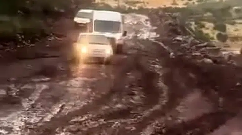 Pervari'de sağanak yağış yolları çamur deryasına çevirdi