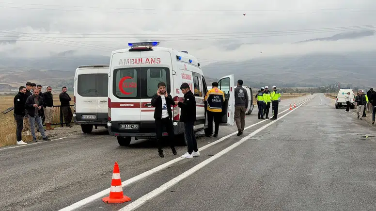 Yüksekova'da öğrenci servisi devrildi 12 yaralı