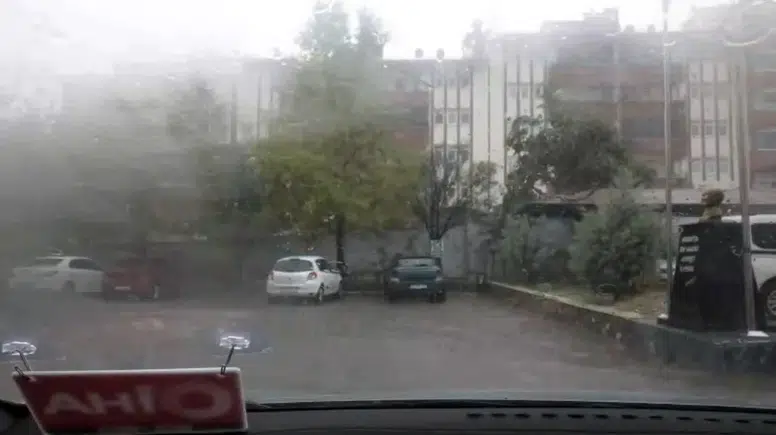Tunceli'de sağanak yağış ve fırtına trafiği felç etti