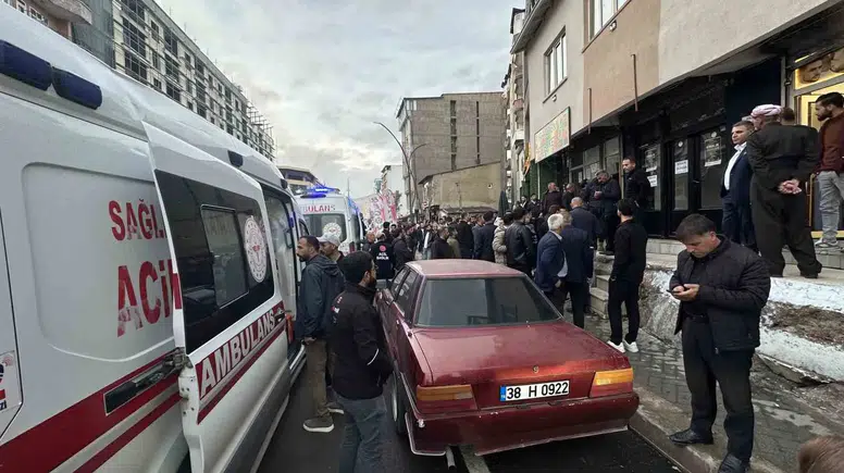 Yüksekova sokaklarında taşlı sopalı kavga sonucu dört kişi yaralandı