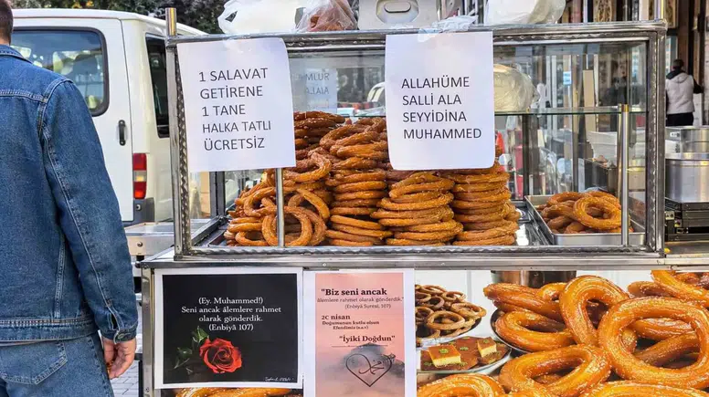 Hakkari'de salavat getirene ücretsiz halka tatlı ikramı