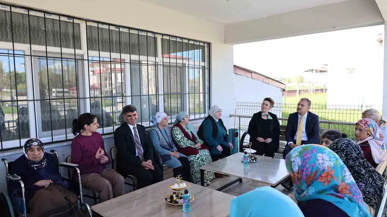 Ağrı Valisi Bozkurt bayramda kapı kapı dolaştı