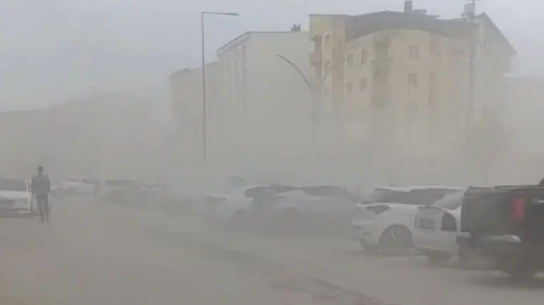 Yüksekova’da fırtına hayatı felç etti