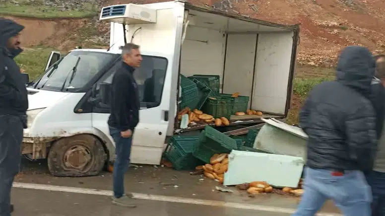 Siirt yolunda lastiği patlayan kamyonet ekmekleri yola döktü