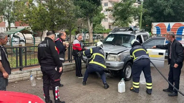 Siirt’te park halindeki pikap alevlere teslim oldu