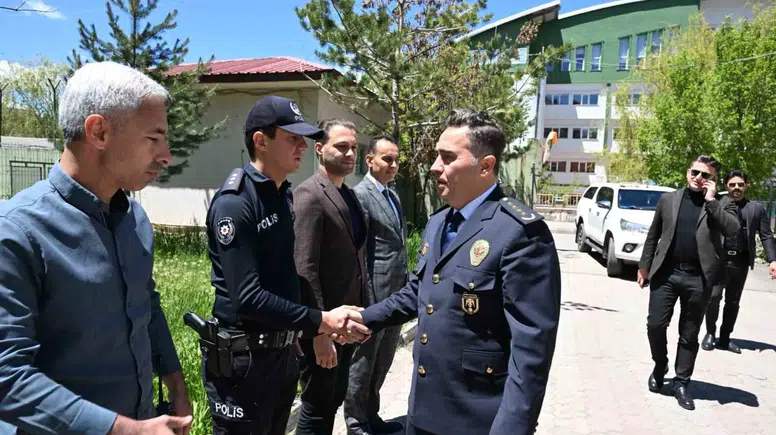 Ağrı Emniyet Müdürü sahadaki polislerle bayramlaştı