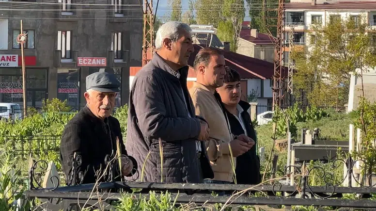 Yüksekovalılar bayram sabahına mezarlık ziyaretiyle başladı