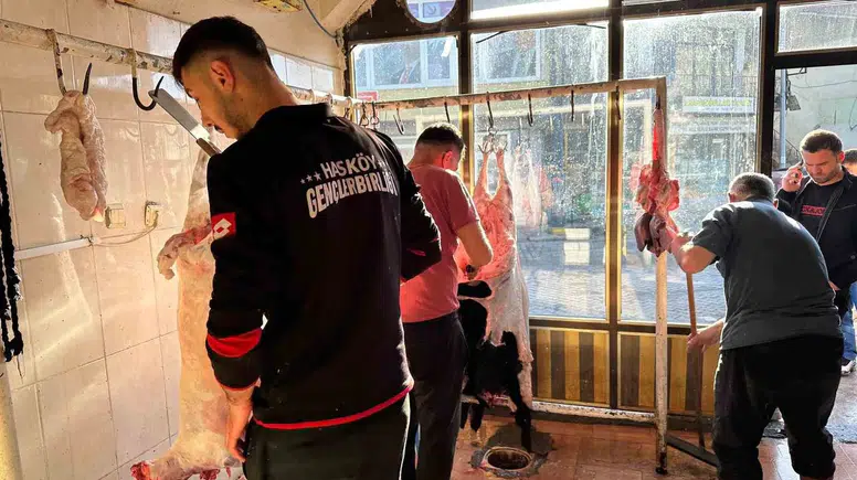 Hasköy sokaklarında kurban telaşı sabahın ilk ışıklarıyla başladı