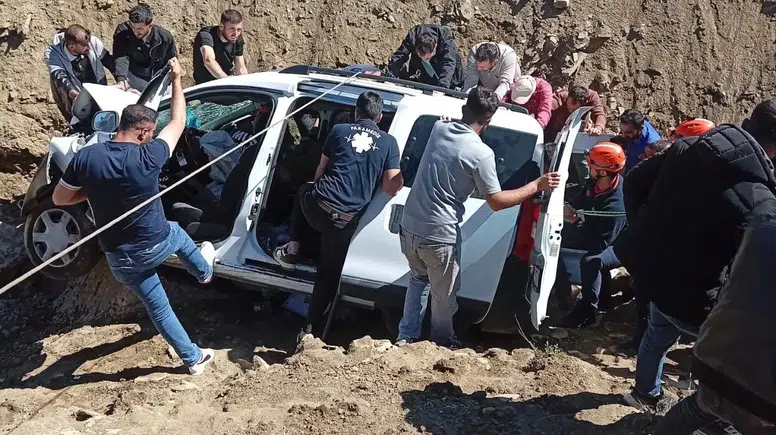 Muş Yazla köyünde otomobil çaya uçtu