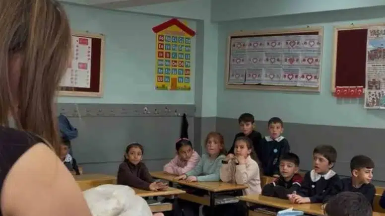 Ağrılı girişimciden öğrencilere bayram öncesi sürpriz hediye
